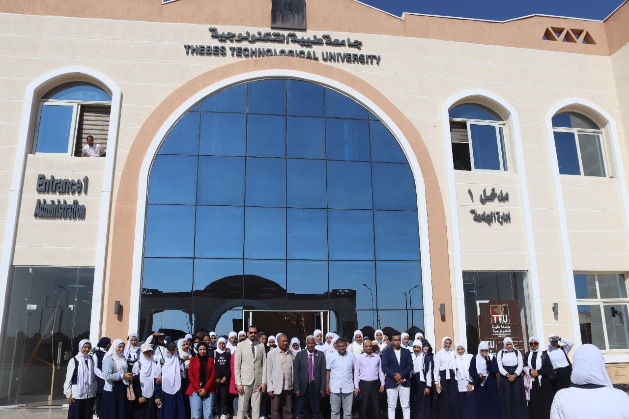 IMG 20251122 WA0069 جامعة طيبة طلاب مدرسة إسنا الفنية يزورون جامعة طيبة للتعرف على برامج التعليم الفني والتكنولوجي موقع في الجامعة