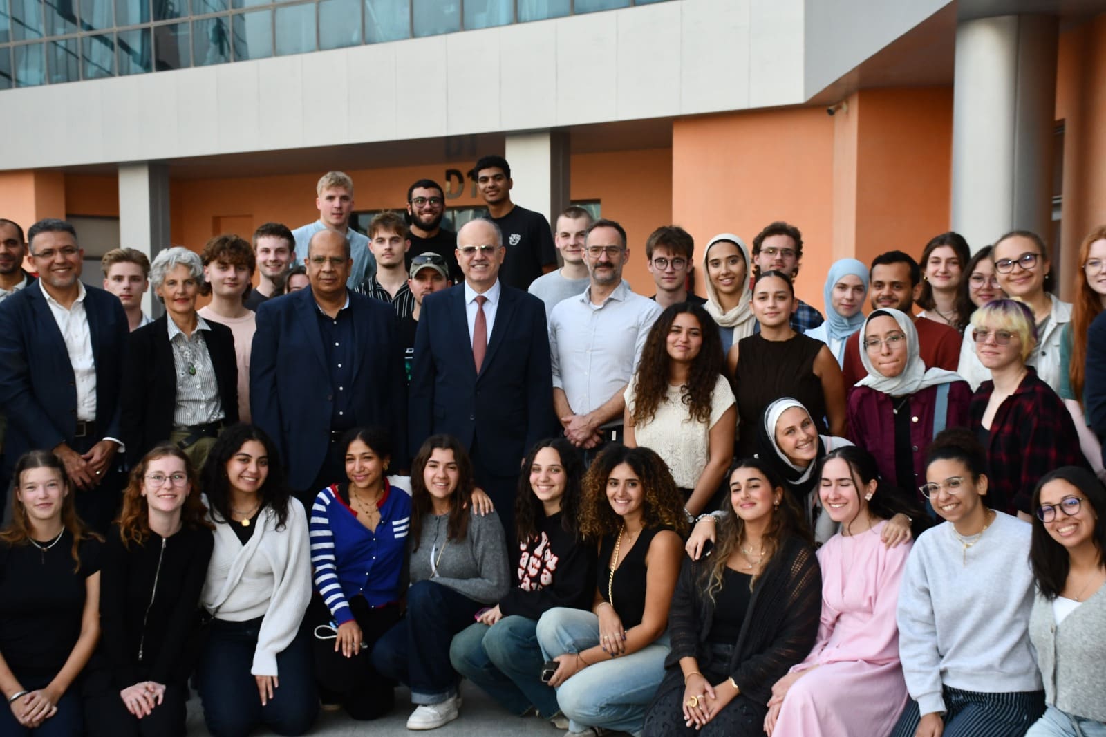 IMG 20251125 WA0062 التعليم العالي الجامعة الألمانية بالقاهرة تطلق برنامج تبادل طلابي مبتكر مع جامعة أوسنابروك للحفاظ على التراث والتصميم المعاصر موقع في الجامعة