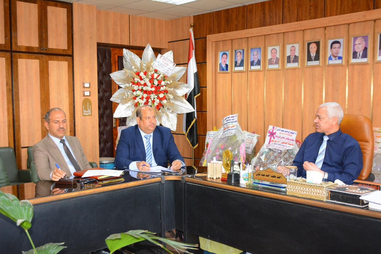 IMG 20251127 WA0055 جامعة أسيوط جامعة أسيوط تطلق سلسلة ندوات توعوية للأخصائيين النفسيين وطلاب الثانوية موقع في الجامعة
