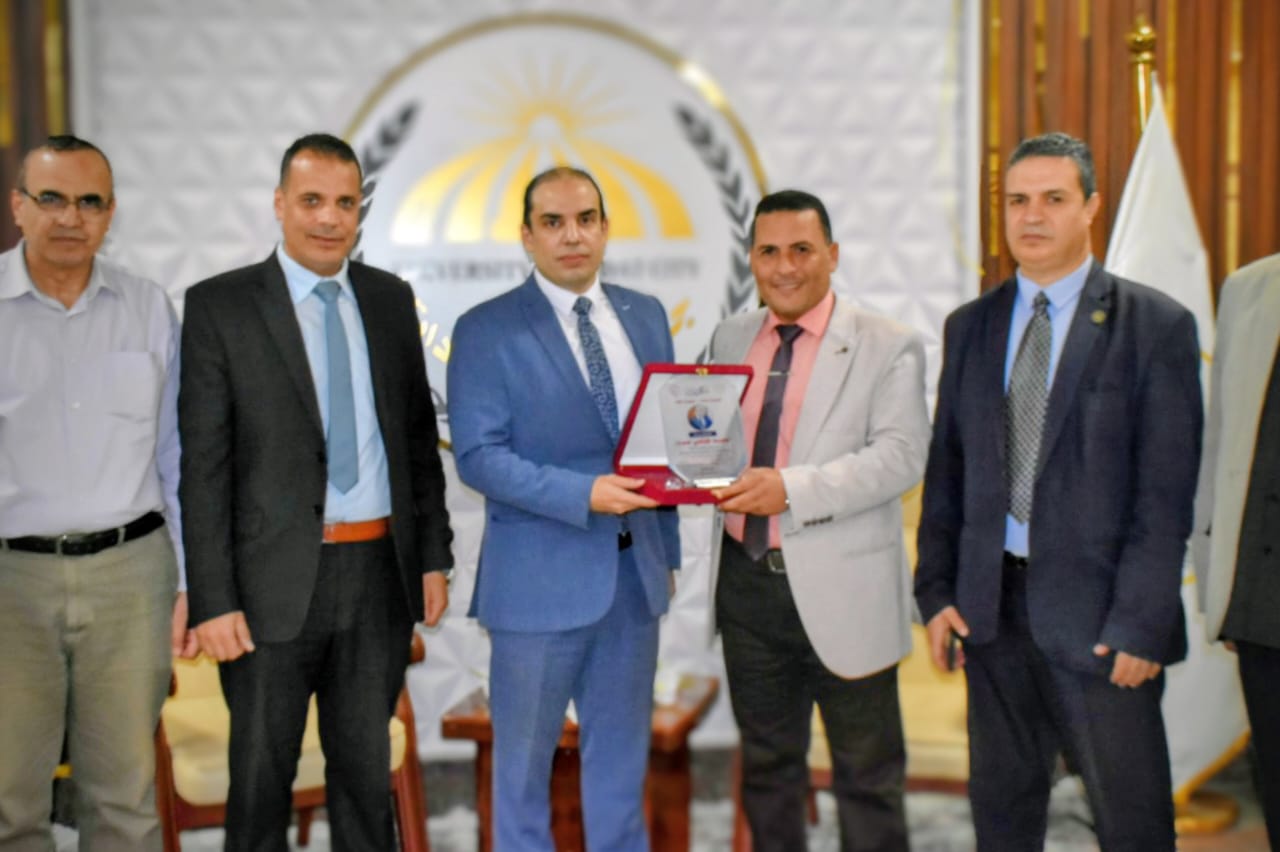 IMG 20251130 WA0014 الطب عميد كلية الطب البيطري يكرّم المستشار القانوني لجامعة مدينة السادات تقديرًا لجهوده موقع في الجامعة