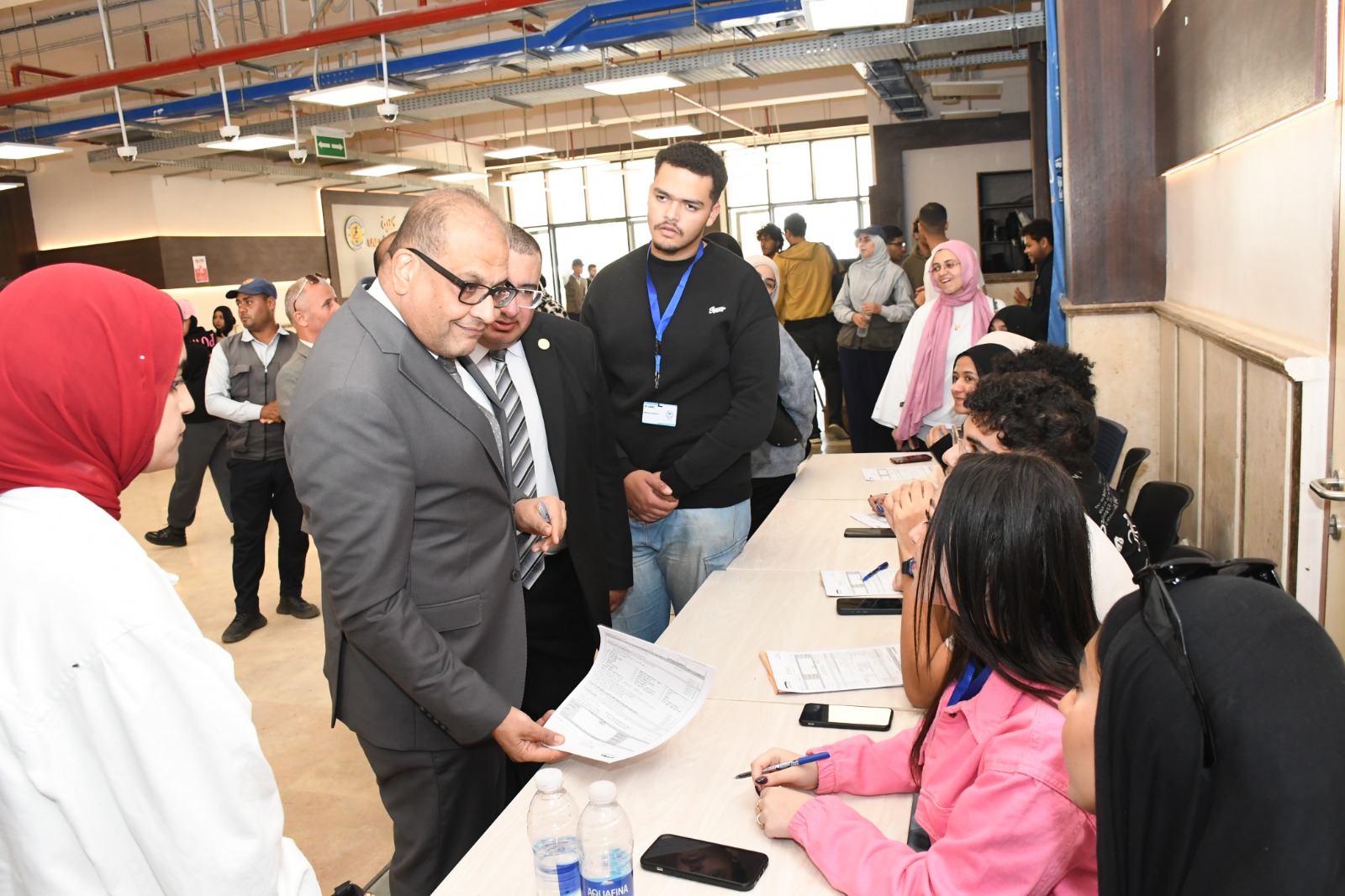 IMG 20251130 WA0131 وزير التعليم طلاب الصيدلة بجامعة الإسماعيلية الجديدة يساهمون في إنقاذ حياة المرضى بحملة التبرع بالدم موقع في الجامعة