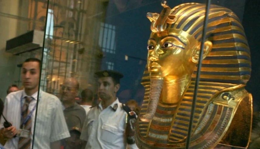IMG 3992 المتحف المصري لحساسيتها البيئية.. سر غياب مومياء توت عنخ آمون عن المتحف المصري الكبير موقع في الجامعة