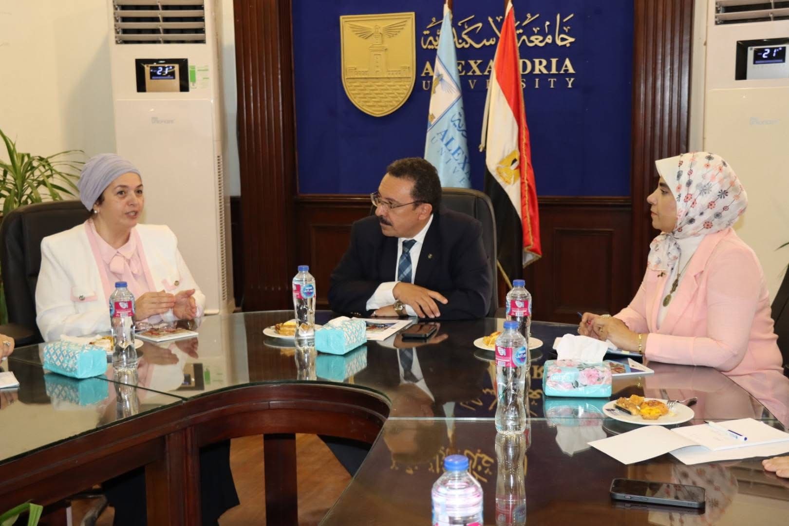 IMG 4122 التعاون نائب رئيس جامعة الإسكندرية يستقبل مساعد عميد جامعة شيكاغو للشئون الأكاديمية موقع في الجامعة