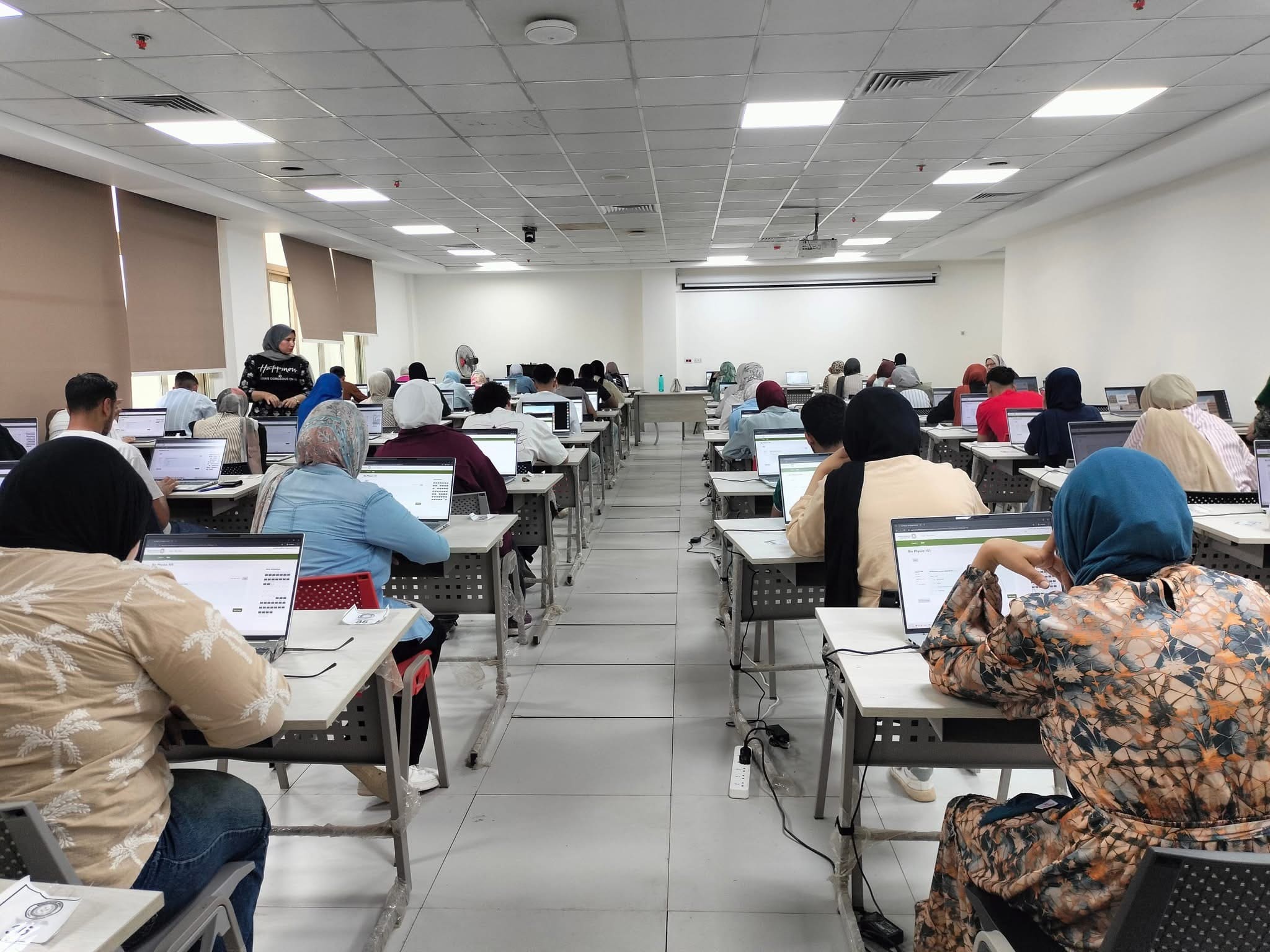 IMG 4560 رئيس جولة تفقدية للجان امتحانات منتصف الفصل الدراسي الأول "ميد تيرم" بجامعة المنوفية الأهلية موقع في الجامعة