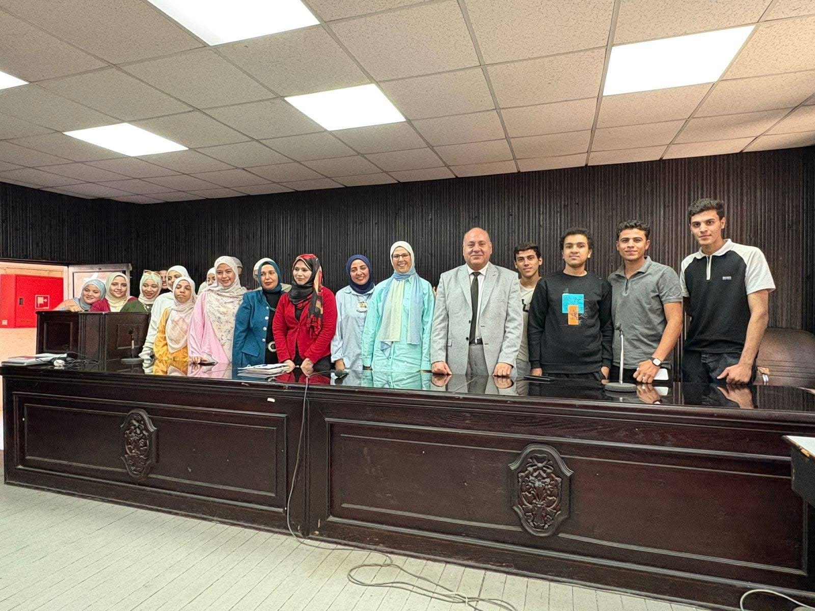 IMG 4910 بنها ندوة بآداب بنها حول "دور المشروعات الصغيرة في دعم الاقتصاد" موقع في الجامعة