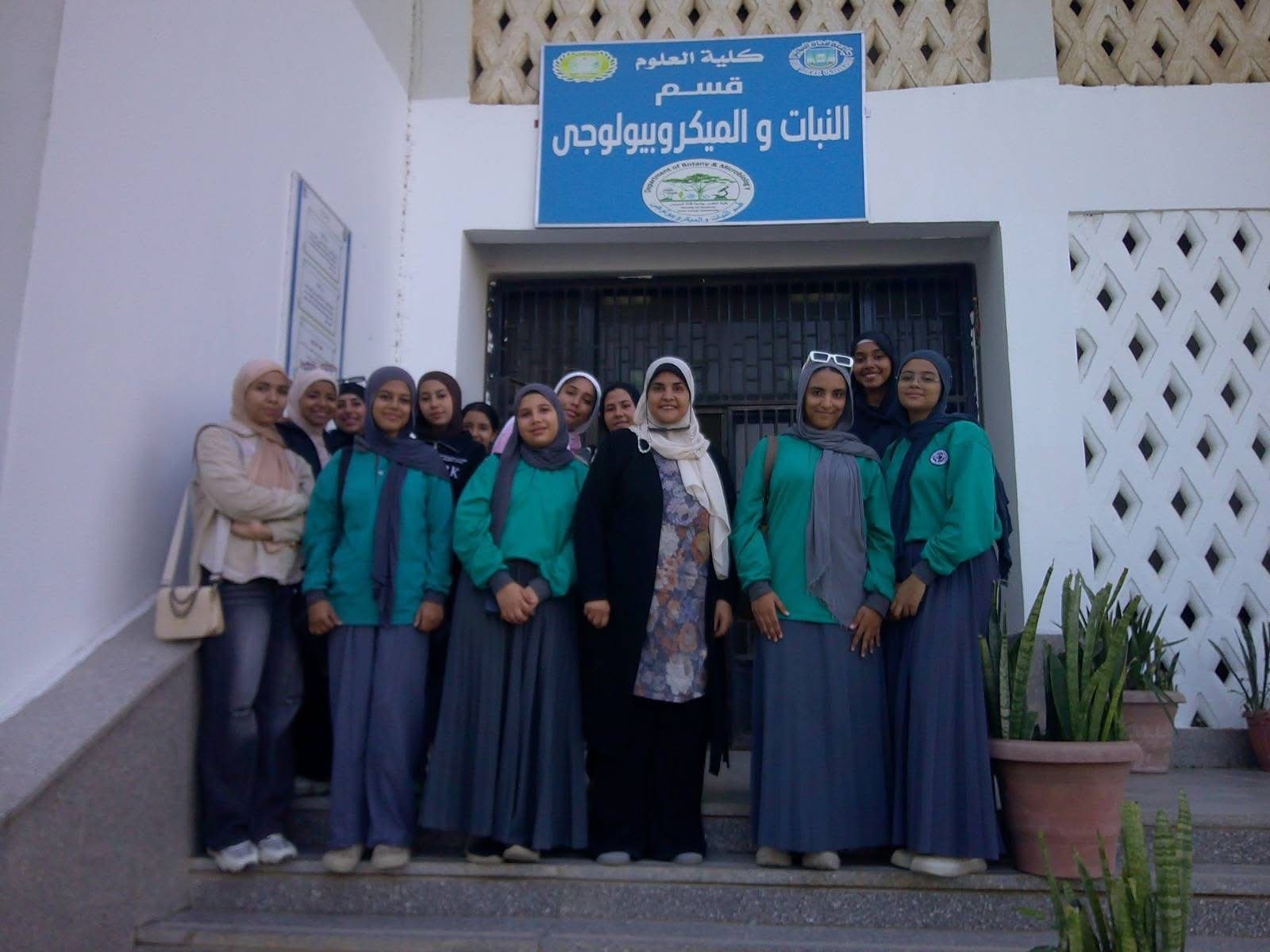 IMG 4921 جامعة قناة السويس رحلة علمية لطلاب مدرستين من الإسماعيلية لكلية العلوم بجامعة قناة السويس لتعريفهم بعالم البحار والنباتات موقع في الجامعة