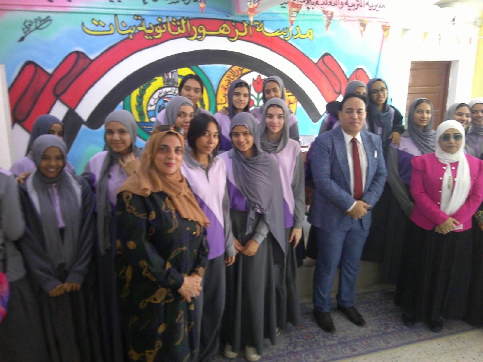 IMG 5103 جامعة جامعة قناة السويس تقدم ندوة توعوية حول التوازن النفسي ومهارات التكيف مع المتغيرات بمدرسة الزهور الثانوية بنات موقع في الجامعة