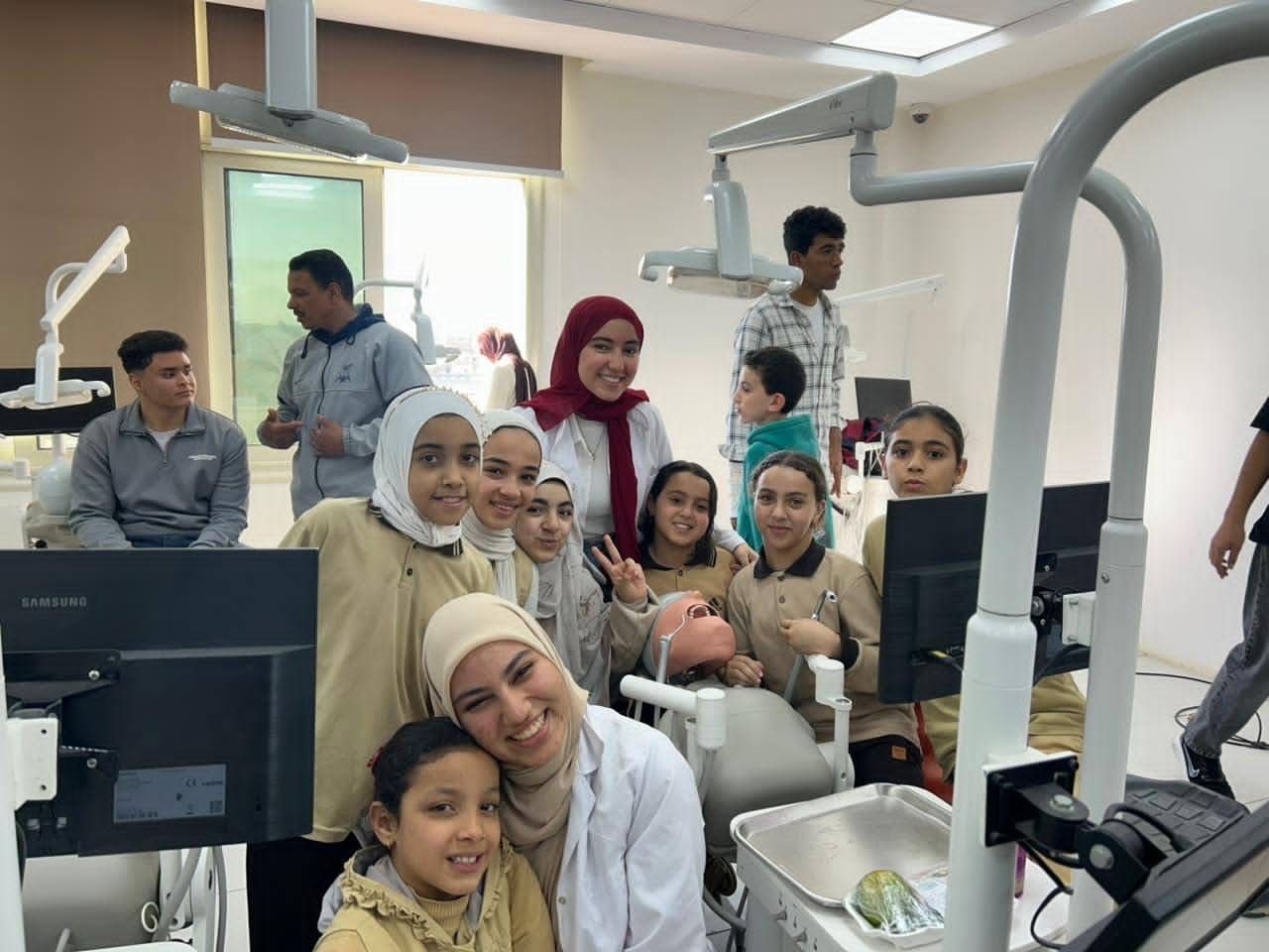 IMG 5466 طلاب زيارة تعريفية لطلاب مدرسة الشهيد محمد سعيد لطب أسنان المنوفية الأهلية موقع في الجامعة