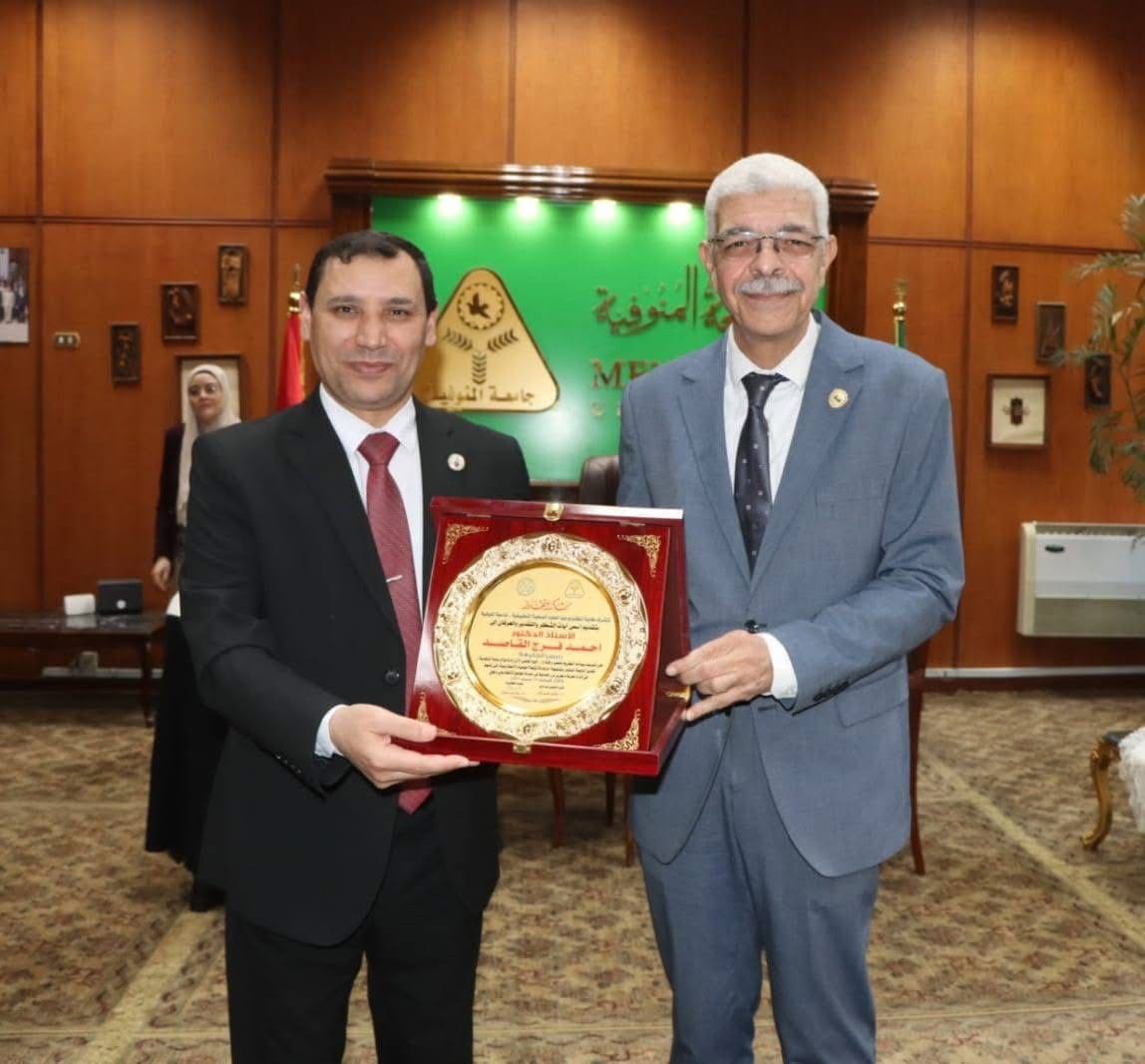IMG 5492 رئيس تكريم رئيس جامعة المنوفية في اليوم العلمي الأول لبرنامج الرعاية التنفسية موقع في الجامعة
