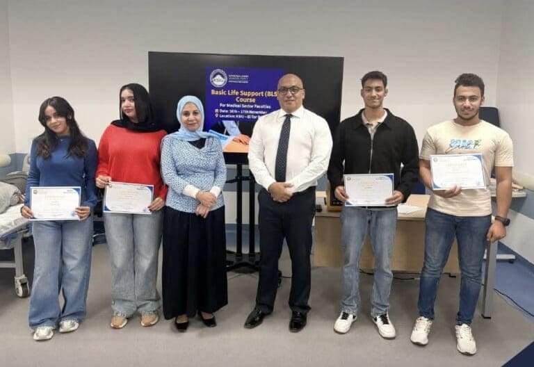 IMG 5516 وفاة طالبة بالثانوية العامة مركز المحاكاة الطبي بجامعة الملك سلمان يمنح أولى شهادات دورة الإنعاش القلبي الرئوي للمتدربين في BLS المعتمدة موقع في الجامعة