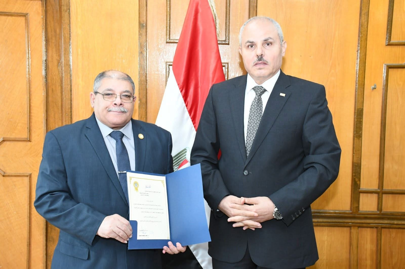 IMG 5787 رئيس رئيس جامعة قناة السويس يهنئ الدكتور مدحت صالح بتعيينه عميدًا لكلية التربية موقع في الجامعة