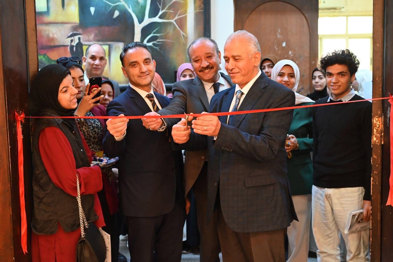 IMG 5813 الفيوم جامعة الفيوم تحتفي بإبداع الطلاب في معرض فني بعنوان "طبيعة صامتة" بالألوان والخشب موقع في الجامعة