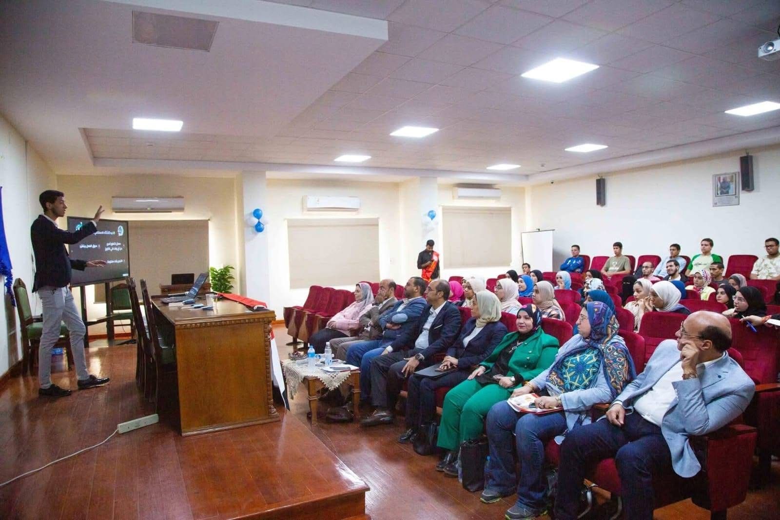 IMG 6015 جامعة الريادة تعلن عن وظائف شاغرة "نقطة تحول".. ندوة بحاسبات الفيوم تستعرض مستقبل الذكاء الاصطناعي موقع في الجامعة