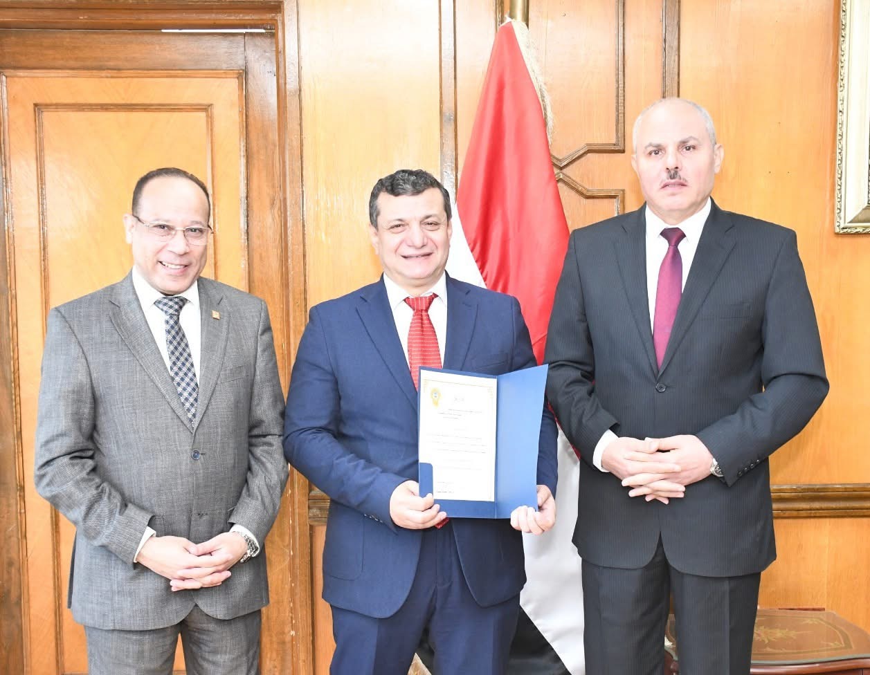 IMG 6056 السويس رئيس جامعة قناة السويس يهنئ عميد الحاسبات والمعلومات الجديد موقع في الجامعة