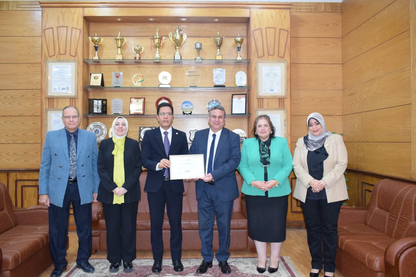 IMG 6075 الفائزة بنها تكرّم كلياتها الفائزة وتتأهل باثنين منها لجائزة التميز الحكومي 2026 موقع في الجامعة