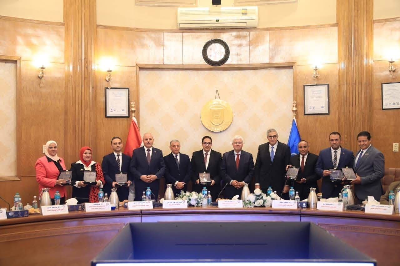 IMG 6146 الإسكندرية تكريم لجنة تحكيم مسابقة أفضل جامعة صديقة للبيئة برئاسة رئيس جامعة القاهرة موقع في الجامعة