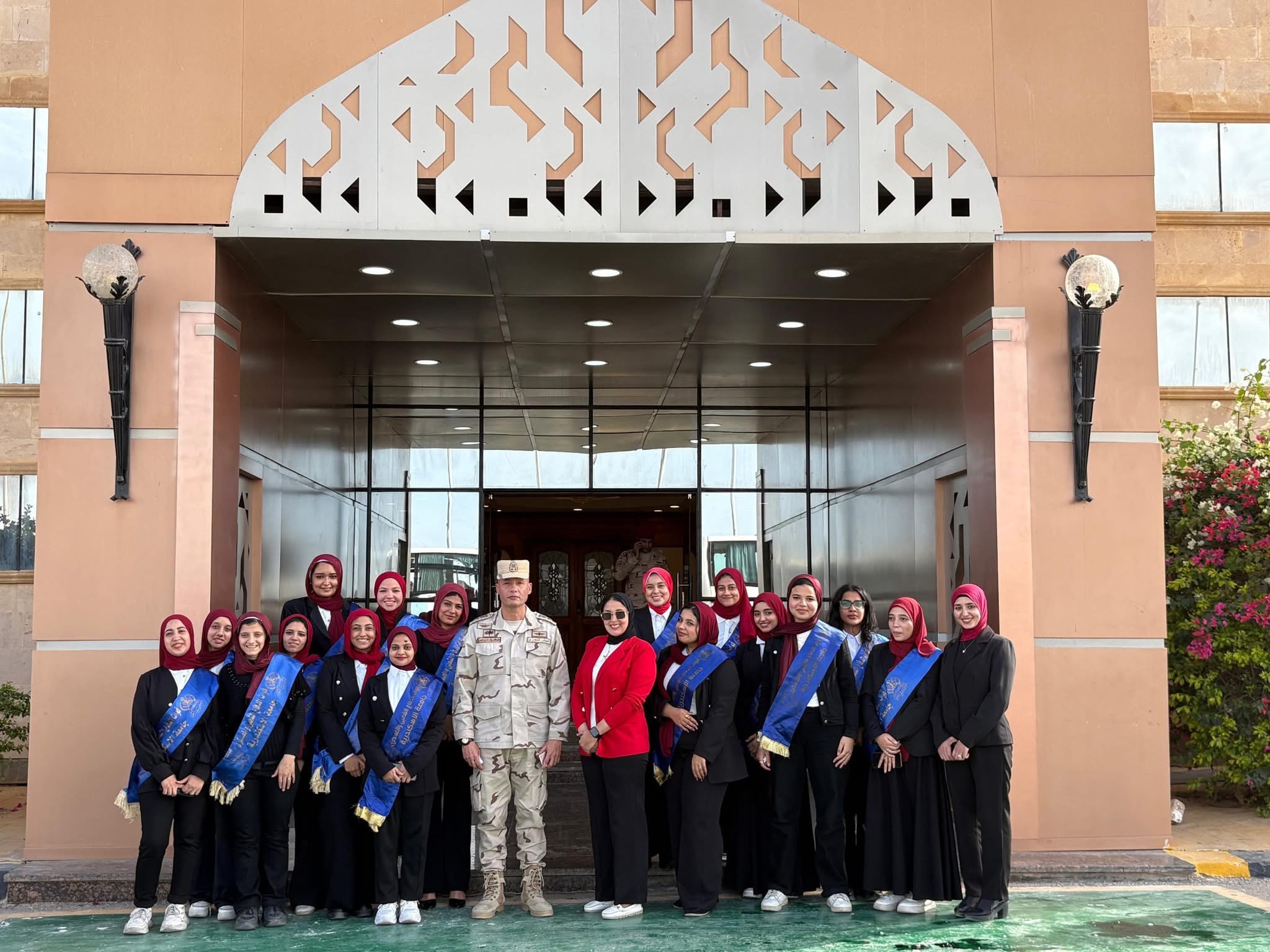 IMG 6288 العالي طلاب جامعة الإسكندرية في زيارة لقاعدة محمد نجيب العسكرية لتعزيز الوعي الوطني موقع في الجامعة