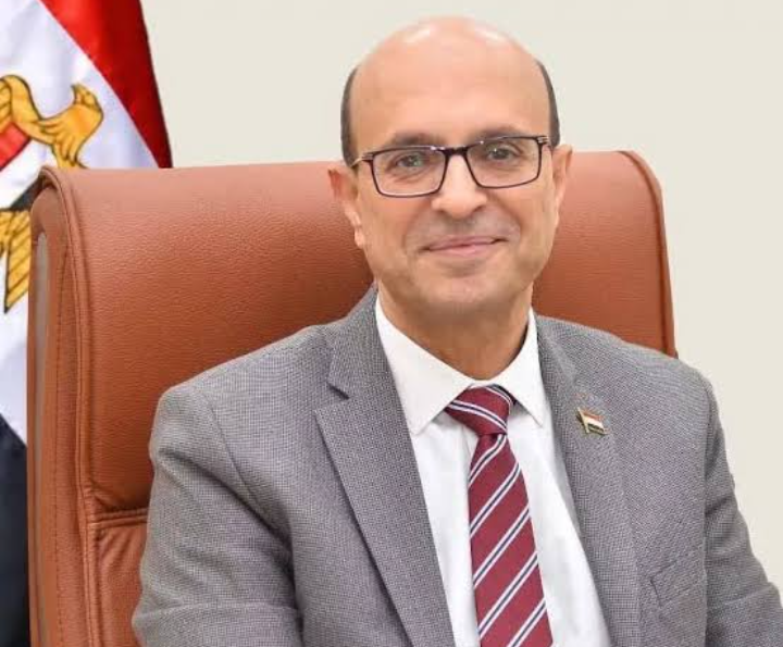IMG ٢٠٢٥١١٣٠ ١٦١٧٥٤ رئيس في لحظة إنسانية لافتة.. رئيس جامعة أسيوط يحتفل بتفوق ابنته في الدكتوراه ويوزع الشيكولاتة على الحضور موقع في الجامعة