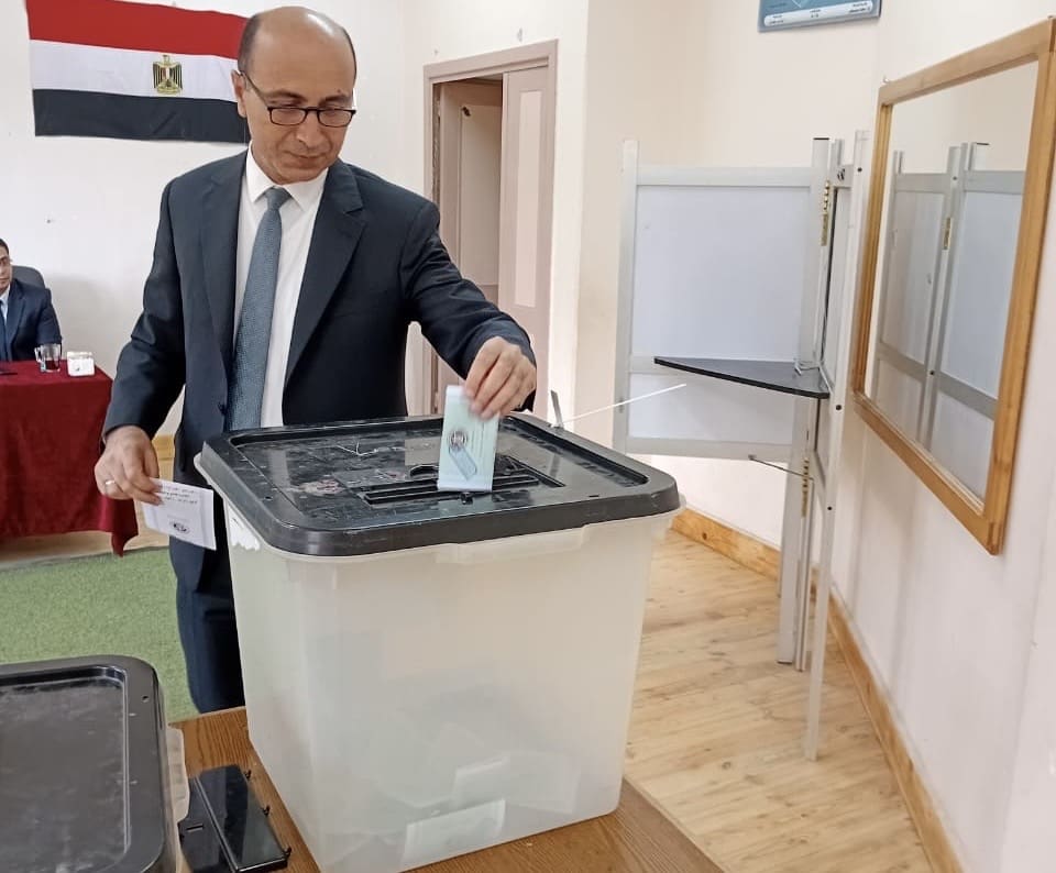 ac2e0467 9986 41f1 b530 008b91dba83d البحيرة رئيس جامعة دمنهور يُدلي بصوته في انتخابات مجلس النواب 2025 ويؤكد: "المشاركة حق دستوري وواجب وطني" موقع في الجامعة