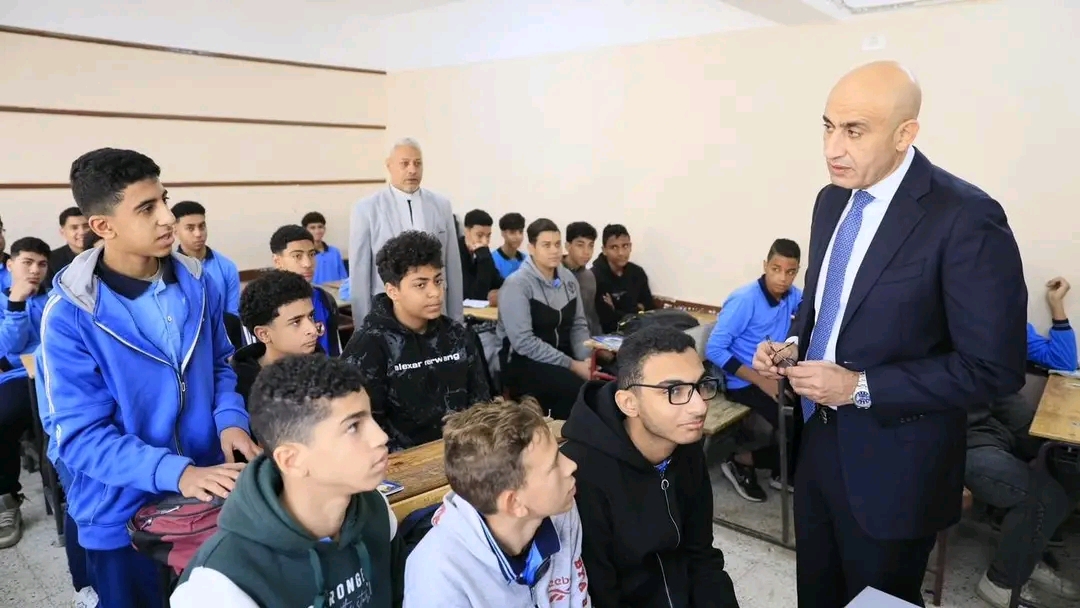 1764586720755 العالي وزير التعليم يفاجئ مدارس التبين: تفقد الفصول واطلع على نسب الحضور ووجه بصيانة عاجلة للأثاث المدرسي موقع في الجامعة