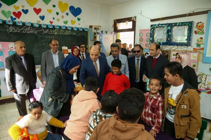 1764780598009 محافظ كفر الشيخ محافظ كفرالشيخ يلتقي طلاب ذوي الهمم ويكرمهم بهدايا احتفالًا بيومهم العالمي - صور موقع في الجامعة