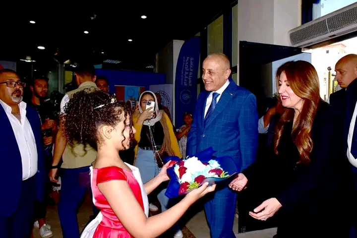 1765042293549 جامعة سوهاج محافظ الأقصر والسفيرة الأمريكية يفتتحان الركن الأمريكي ومعرض صور بيت شيكاغو بمكتبة مصر العامة موقع في الجامعة