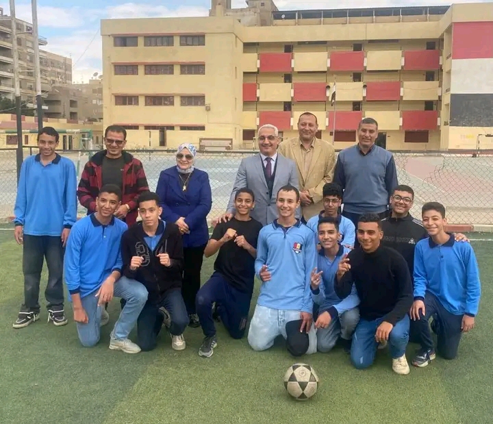 1765825460132 القاهرة تعليم القاهرة يشيد بانضباط الدراسة وتفوق الطلاب في مدارس إدارة النزهة موقع في الجامعة