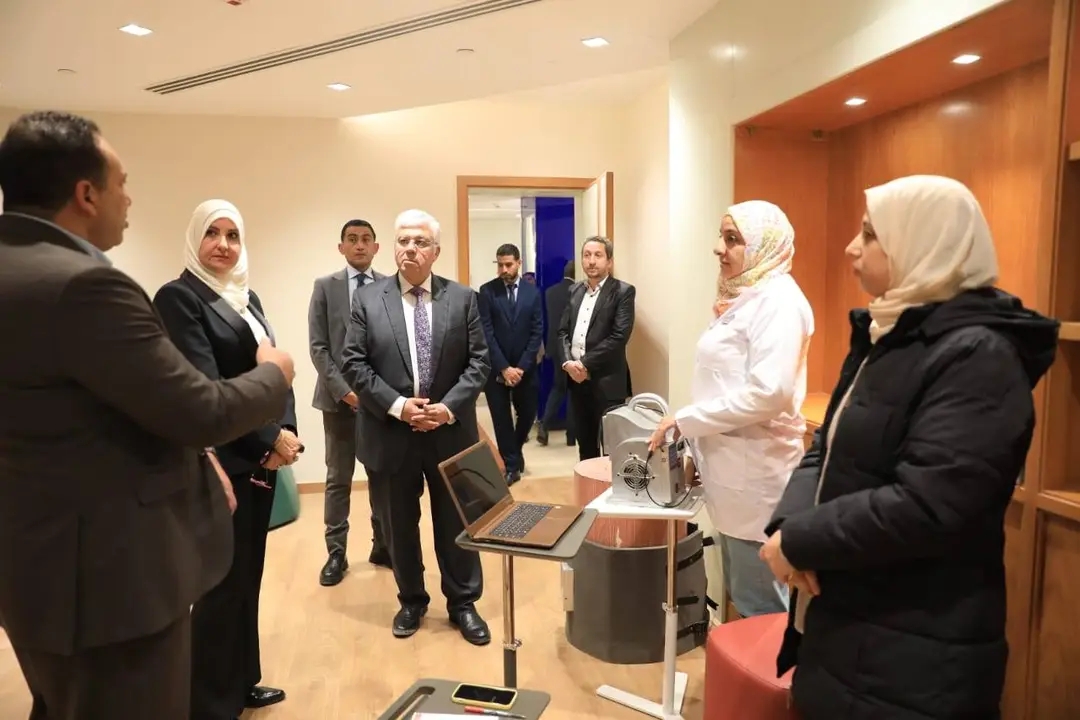 1766222809820 سفير وزير التعليم العالي يتفقد معهد بحوث الإلكترونيات ويشيد بإمكاناته البحثية والتقنية موقع في الجامعة