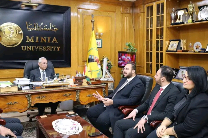 1766588899945 طنطا رئيس جامعة المنيا يستقبل خريجي الهندسة المتميزين لبحث التعاون في التحول الرقمي موقع في الجامعة