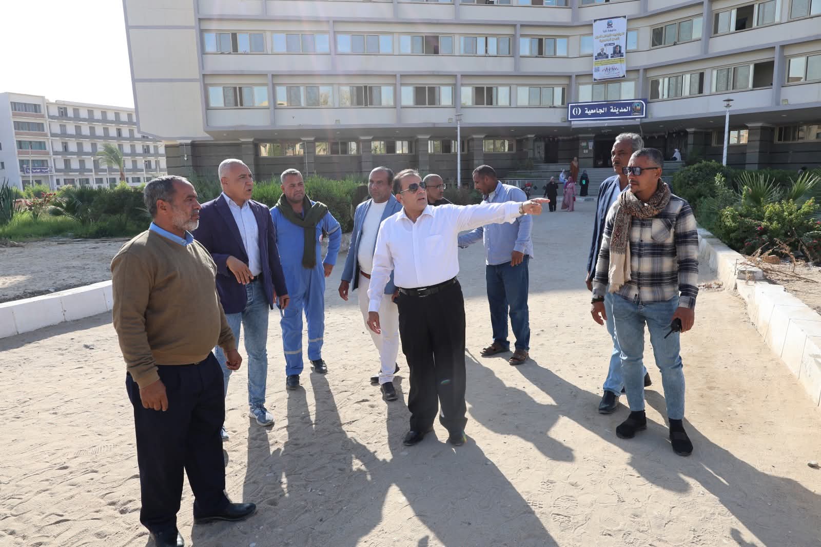 FB IMG 1764582989977 جامعة قنا رئيس جامعة قنا يشيد بتقدم أعمال تطوير الطرق والممرات في المدن الجامعية موقع في الجامعة