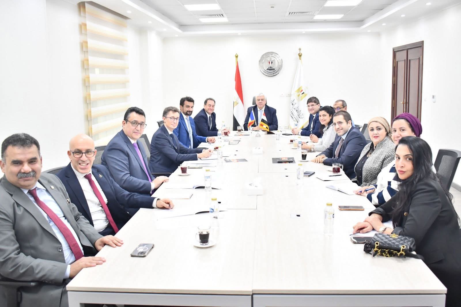 FB IMG 1764586366818 الجامعة مصر وفرنسا تعززان التعاون الأكاديمي.. وزير التعليم العالي والسفير الفرنسي يتابعان تطوير حرم الجامعة الفرنسية الجديدة موقع في الجامعة