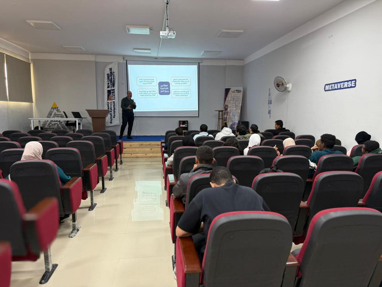 FB IMG 1764669878344 جامعة العبور جامعة القاهرة الجديدة التكنولوجية تُعرّف طلابها بمهارات المستقبل في ورشة نظام الجدارات موقع في الجامعة