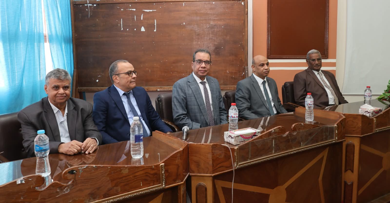 FB IMG 1764673463666 جامعة قنا تكريم أمين كليتي الآداب والحقوق بجامعة قنا في احتفالية شهدت حضورًا واسعًا موقع في الجامعة