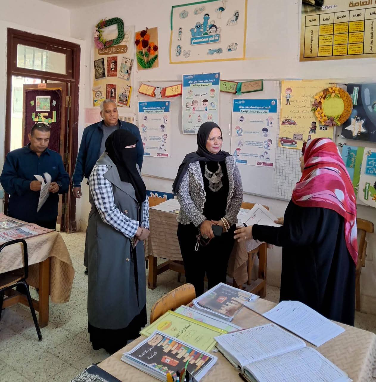 FB IMG 1764692247595 مطروح مدير تعليم مطروح تتابع مسار العملية التعليمية بمجمع السواني الابتدائي موقع في الجامعة