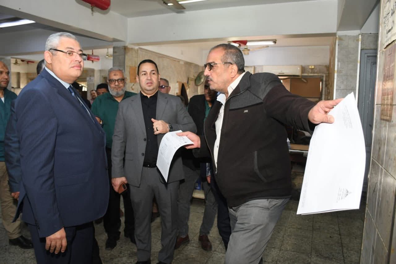 FB IMG 1764862413533 جامعة عين شمس بالصور.. جامعة عين شمس تبحث تطوير مطبعتها في زيارة تفقدية لنائب رئيس الجامعة للتعليم والطلاب موقع في الجامعة