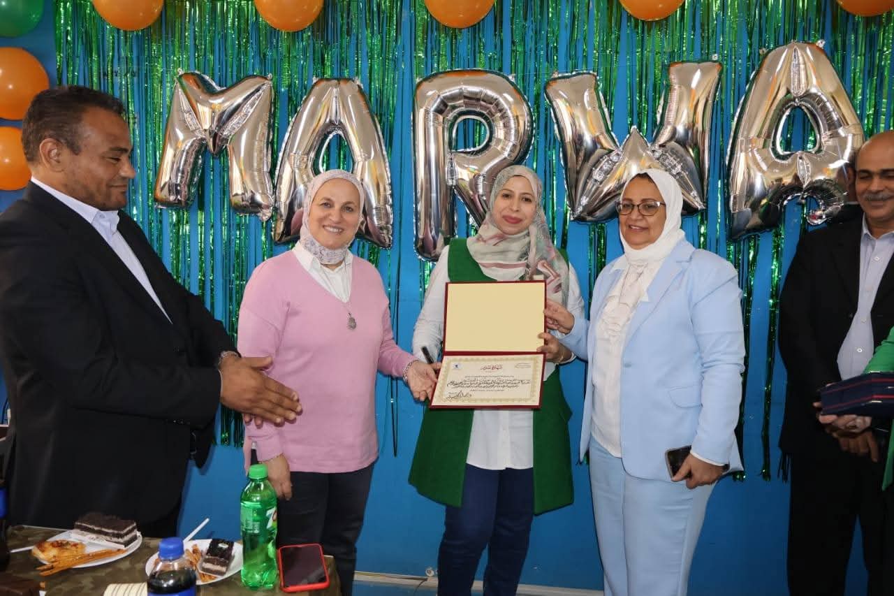 FB IMG 1764881757276 مدير مدير تعليم القاهرة تكرّم وكيلة الحسابات تقديرًا لجهودها موقع في الجامعة