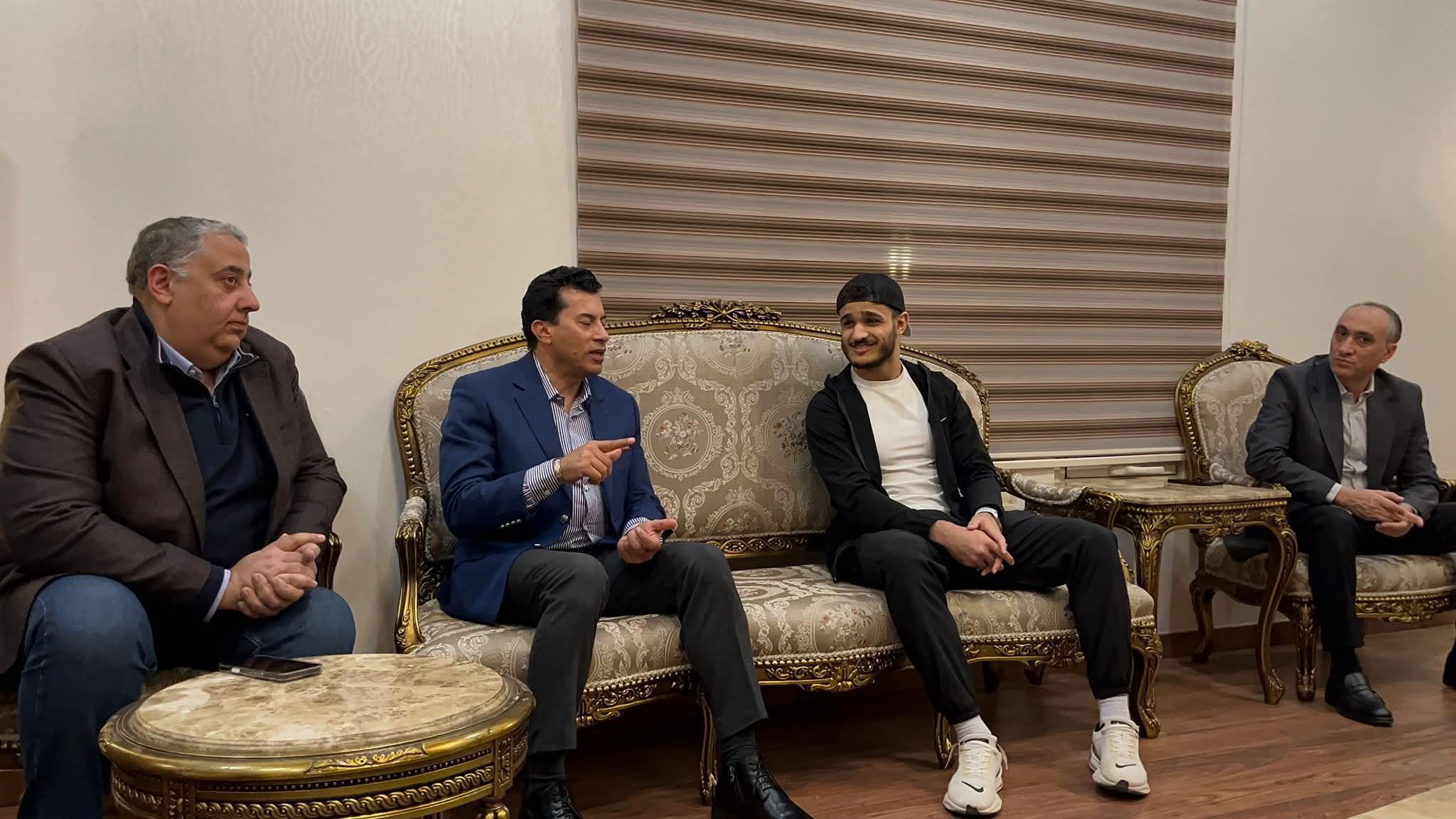 FB IMG 1764957644665 دورة بعد إنهاء أزمة تجنيسه.. وزير الشباب يستقبل البطل العالمي مصطفى حسين ويؤكد دعم مصر لمواهبها موقع في الجامعة