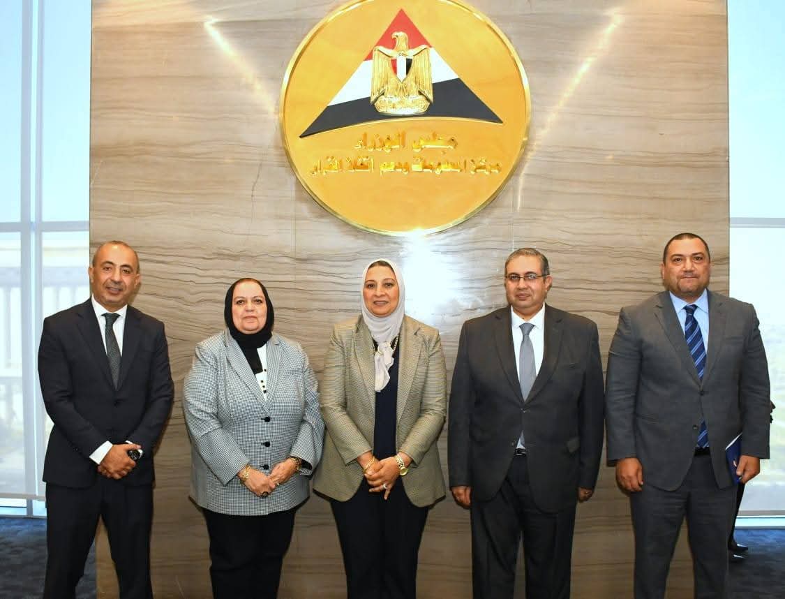 FB IMG 1765016038601 جامعة عين شمس برئاسة غادة فاروق.. جامعة عين شمس تزور مركز المعلومات ودعم اتخاذ القرار لتعزيز التعاون والتنمية المستدامة موقع في الجامعة