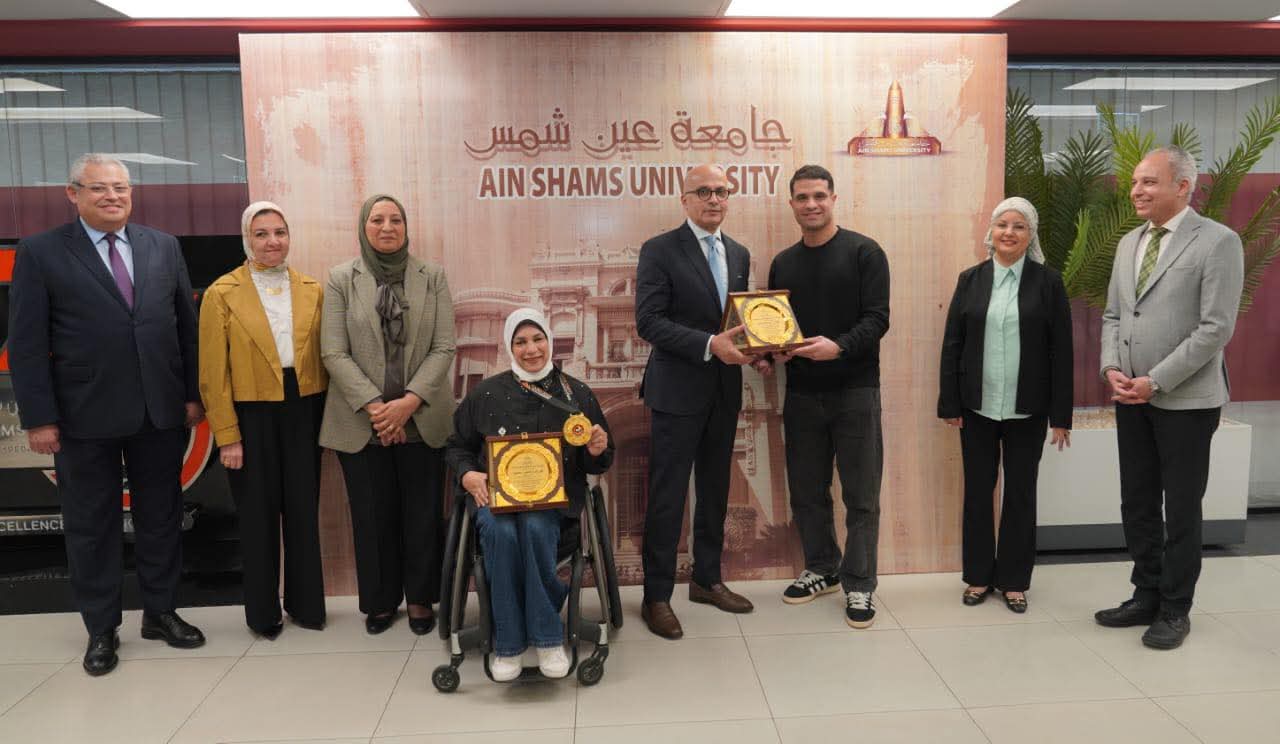 FB IMG 1765118750784 جامعة عين شمس رئيس جامعة عين شمس يكرّم بطلي العالم في الكاراتيه تقديرًا لإنجازاتهما الدولية المشرفة موقع في الجامعة