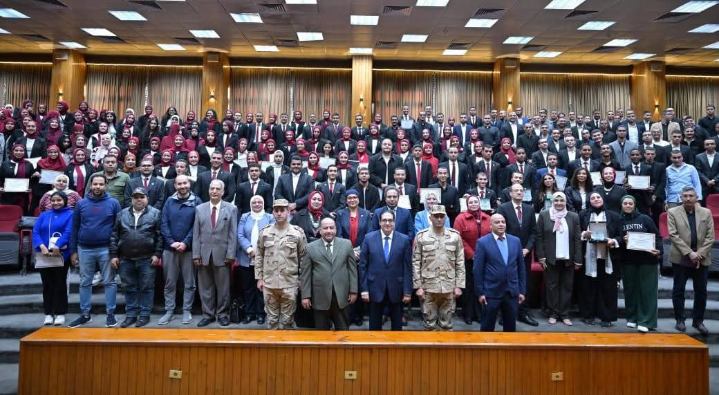 FB IMG 1765193107128 جامعة القاهرة جامعة القاهرة تكرّم طلابها المتميزين بعد مشاركتهم المشرفة في معايشة الأكاديمية العسكرية موقع في الجامعة