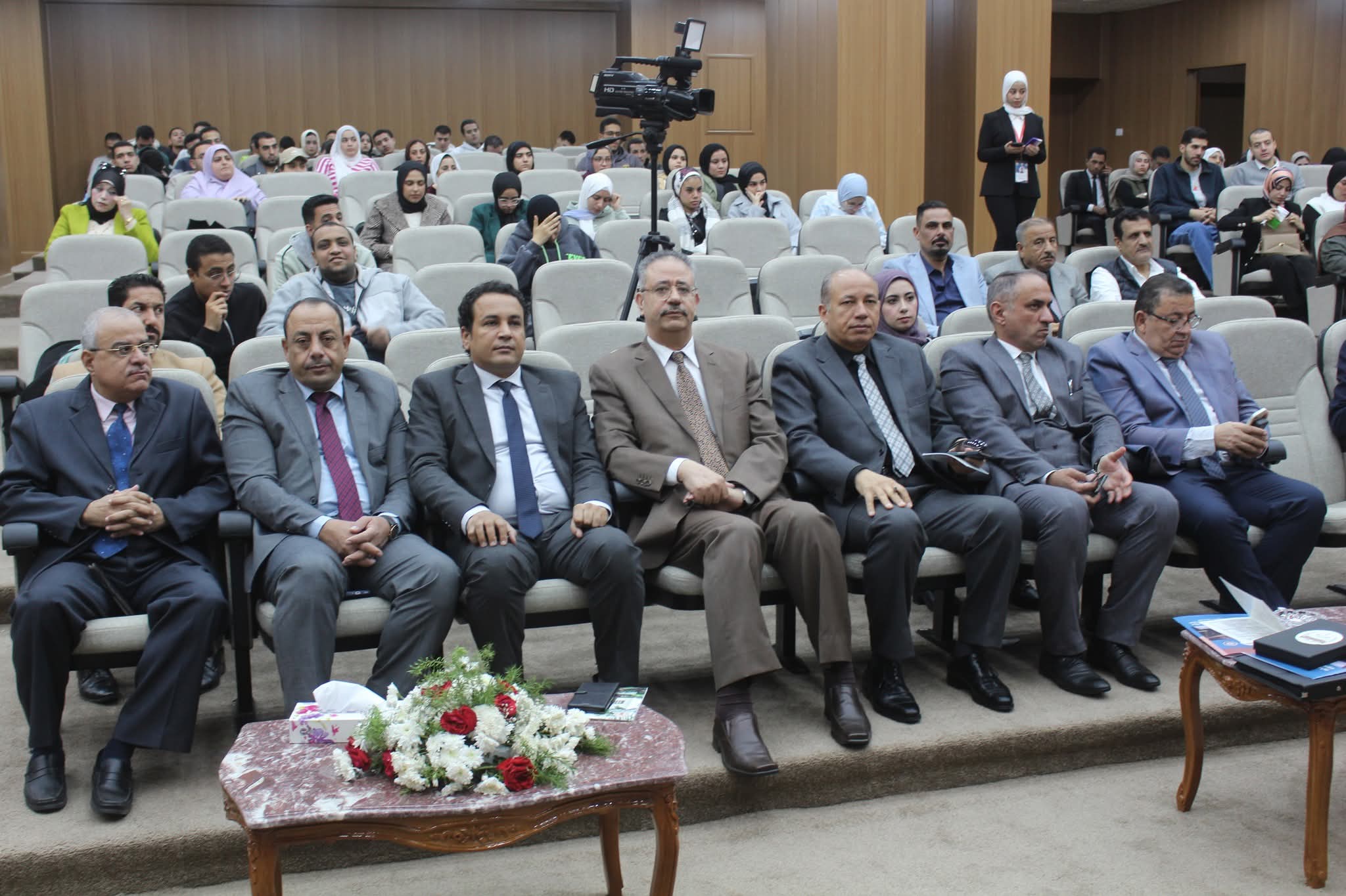 FB IMG 1765208831103 منح رئيس جامعة المنصورة يختتم فعاليات مؤتمر «تطوير الدراسات القانونية في الجامعات المصرية والعربية» موقع في الجامعة