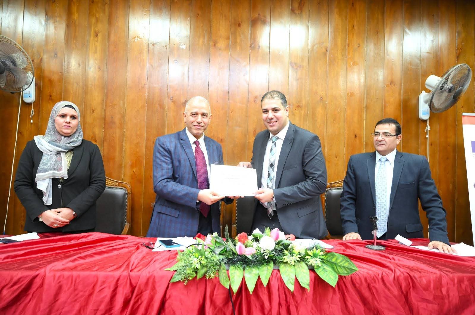 FB IMG 1765289388643 الابتزاز كلية دار العلوم بالفيوم تنظم ندوة حول "الابتزاز الإلكتروني وتأثيره على المرأة والمجتمع" موقع في الجامعة