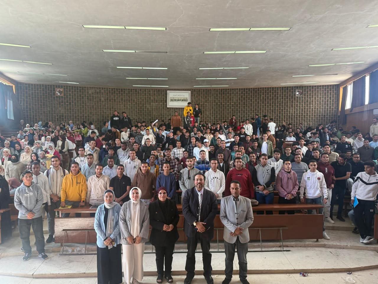 FB IMG 1765294512693 جامعة عين شمس حاسبات ومعلومات قنا تنظم ندوة حول تعزيز الإبداع وريادة الأعمال موقع في الجامعة