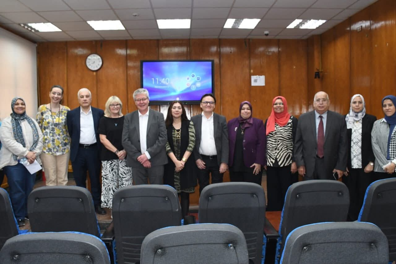 FB IMG 1765480715309 جامعة عين شمس مصر وبريطانيا تتعاونان في ورشة عمل بجامعة عين شمس لتطوير التعليم والبحث في الذكاء الاصطناعي موقع في الجامعة