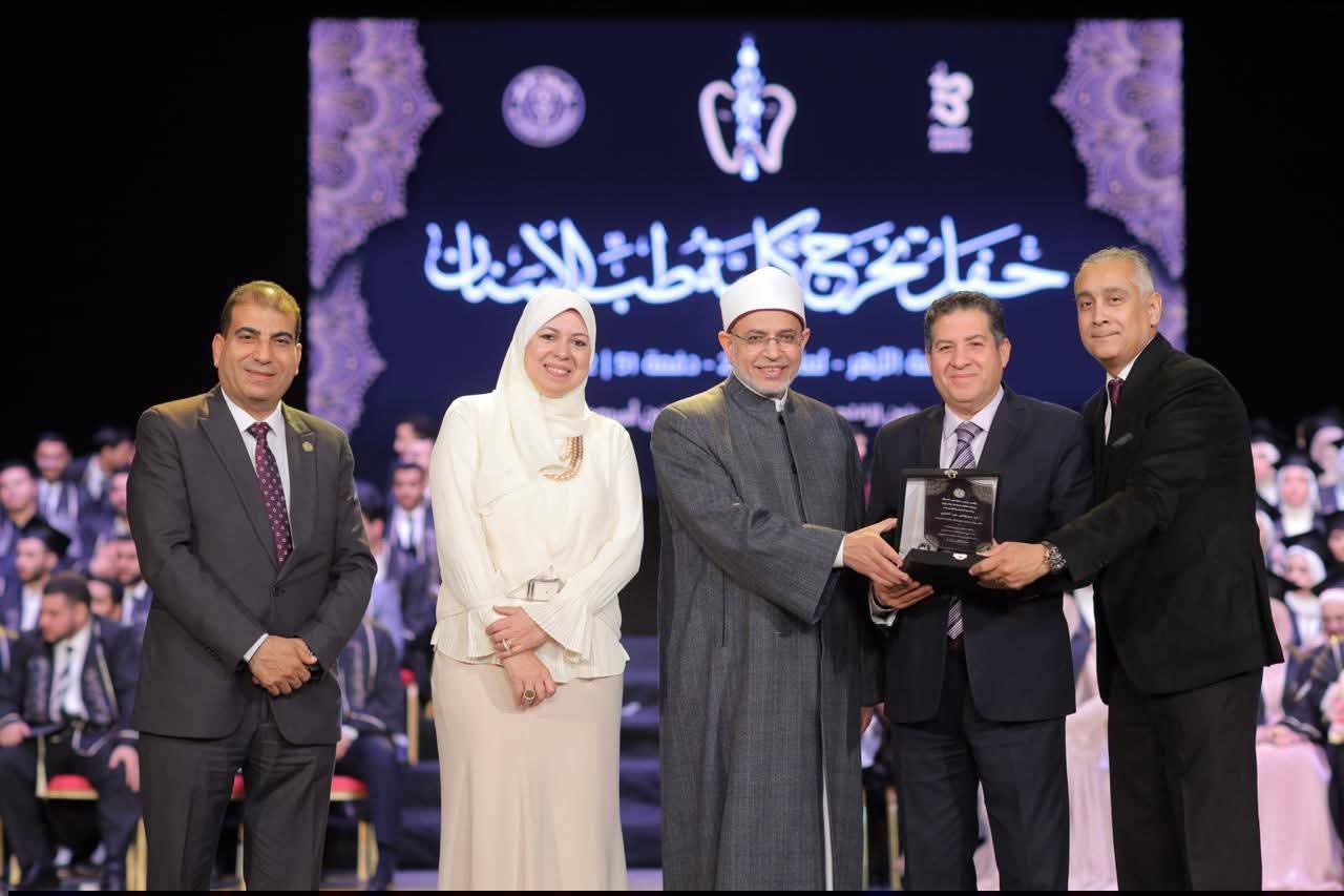 FB IMG 1765655785748 جامعة الأزهر جامعة الأزهر تحتفل بتخريج 3 دفعات من طب الأسنان وتؤكد على قيم المهنية وخدمة المجتمع موقع في الجامعة
