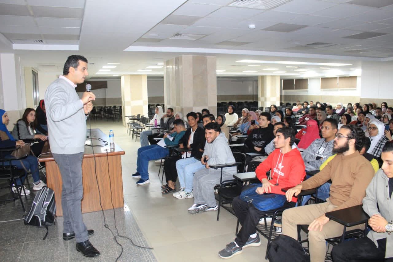 FB IMG 1765815207397 جامعة عين شمس جامعة عين شمس تستعرض تقنيات إنتاج التقارير الرقمية بالموبايل في ورشة إعلامية للطلاب موقع في الجامعة