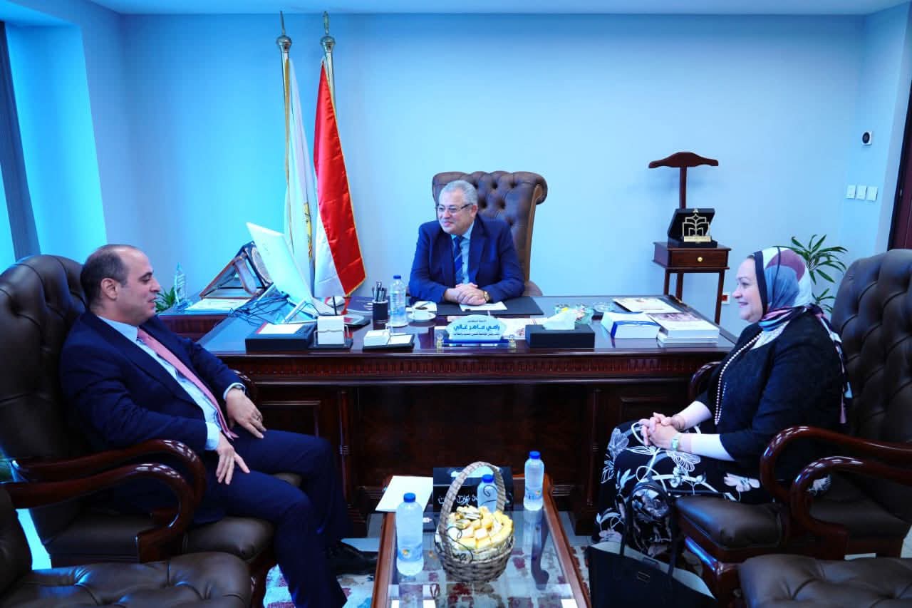 FB IMG 1765815615824 جامعة عين شمس جامعة عين شمس تستعرض أوضاع الطلاب الأردنيين في لقاء رسمي مع نائب السفير الأردني موقع في الجامعة