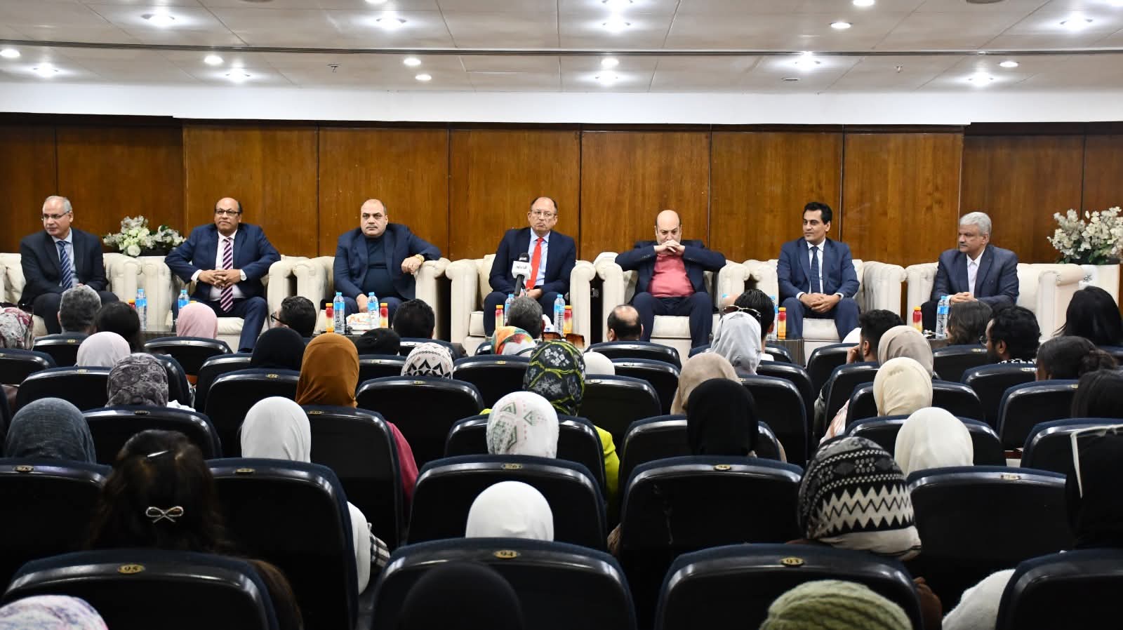 FB IMG 1765880481204 جامعة العاصمة جامعة العاصمة تطلق مبادرة "الوعي حياة" وتكرم إبداعات الشباب في مسابقة الشعار والبوسترات موقع في الجامعة