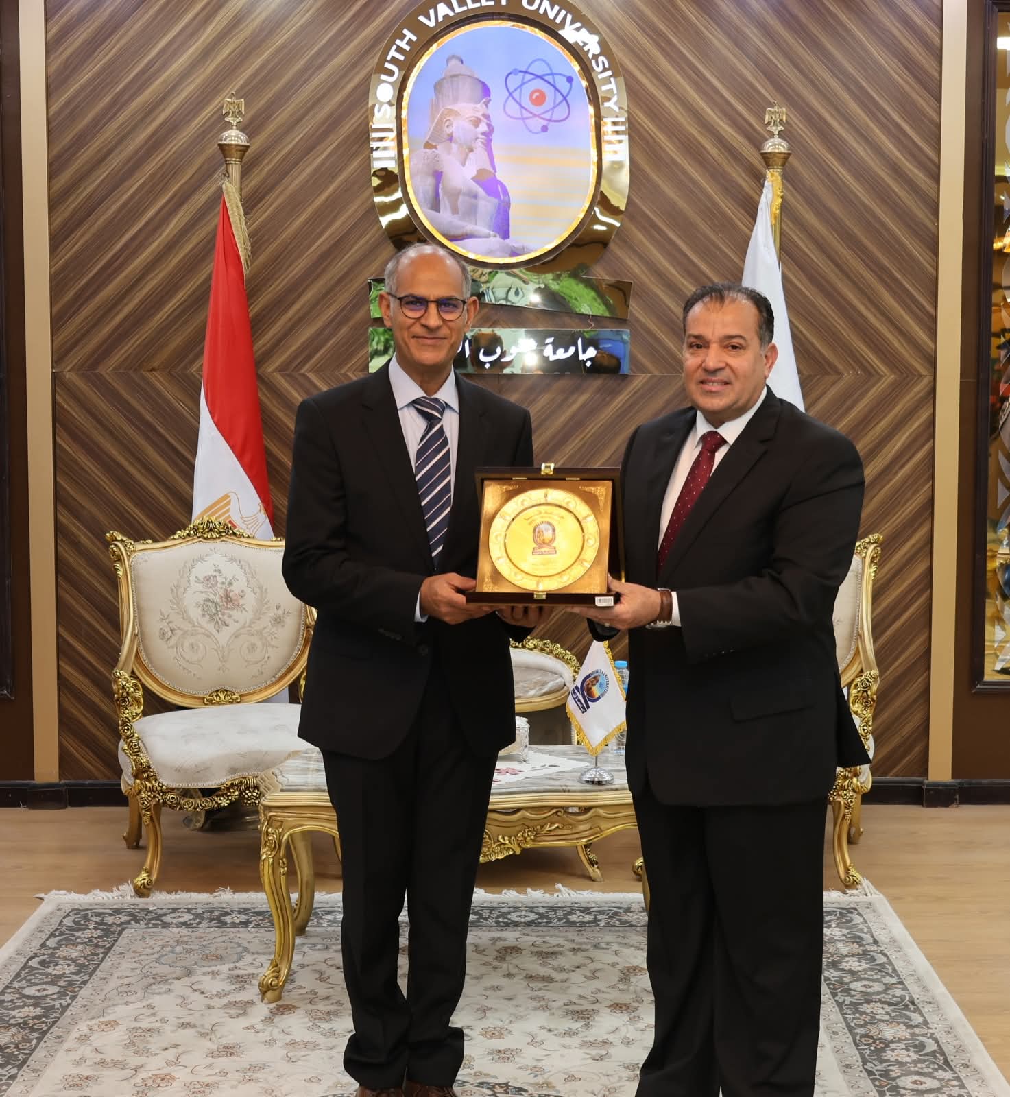 FB IMG 1765887571950 خبير جامعة قنا تتعاون مع خبير سويسري في جراحة القلب لتعزيز الرعاية الطبية ونقل الخبرات المتقدمة موقع في الجامعة