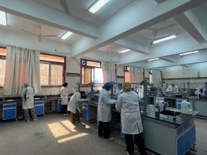 280 طالبًا بكلية الصيدلة بجامعة سوهاج الأهلية يؤدون الامتحانات العملية وسط تجهيزات حديثة 3 FB IMG 1765897881110 صيدلة 280 طالبًا بكلية الصيدلة بجامعة سوهاج الأهلية يؤدون الامتحانات العملية وسط تجهيزات حديثة موقع في الجامعة